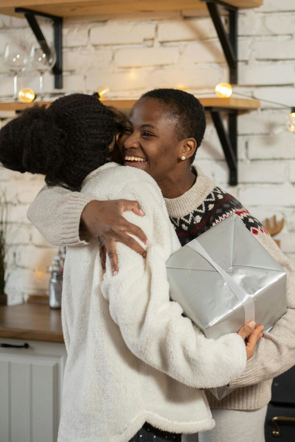 Schenken mit Freude, Umarmung