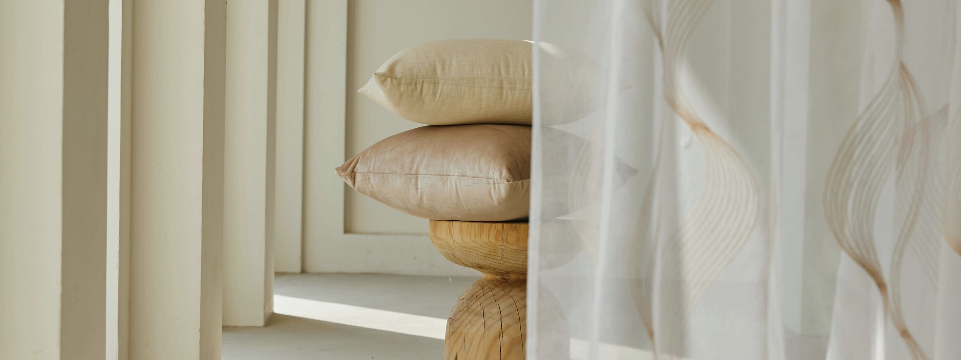 Helle Räume mit natürlichen Materialien, Symbol für Nachhaltigkeit und Eleganz