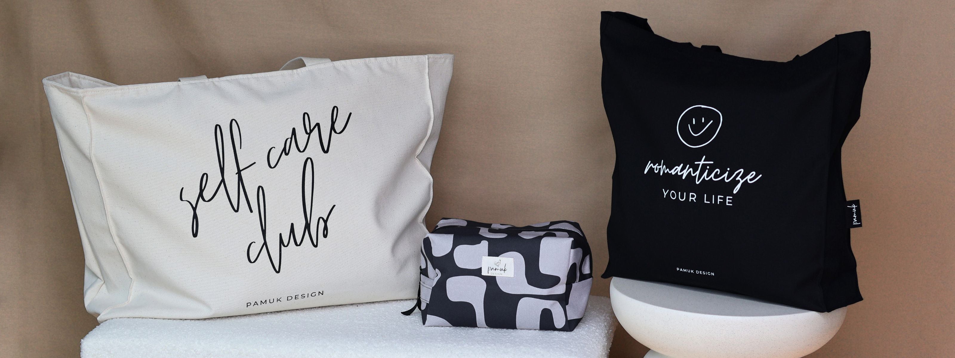 Taschenkollektion aus Shopper, Stoffbeutel und Kosmetiktasche