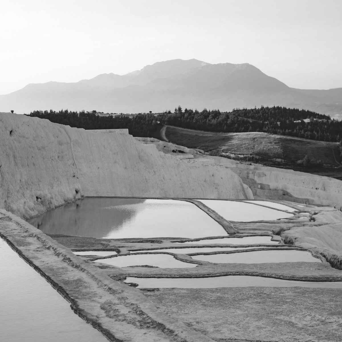 Die ikonischen Kalksteinterrassen von Pamukkale in der Türkei, ein UNESCO-Weltkulturerbe und Naturwunder